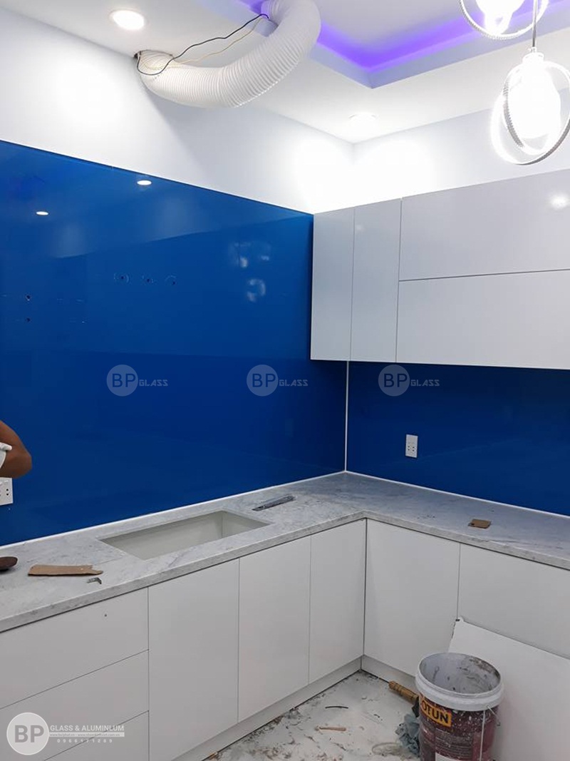 Kính bếp màu xanh nước biển tại Hồ Chí Minh